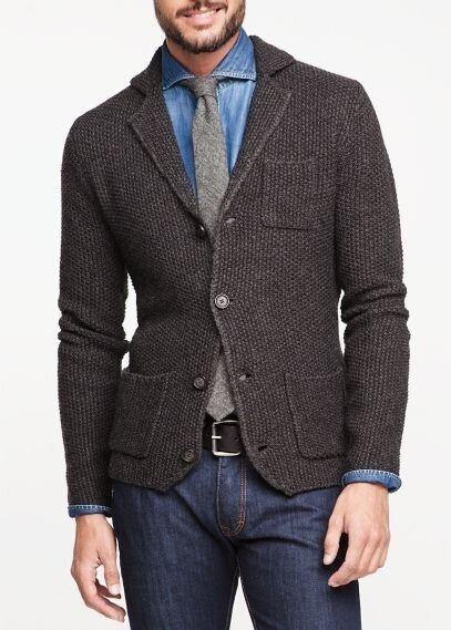 Современная модель под пиджак. Накладные карманы, английский воротник. Отлично смотрится с денимом.