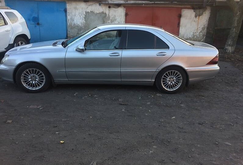 При взгляде сбоку автомобиль имеет классические пропорции кузова.