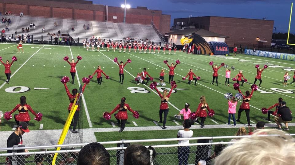 Спортивные соревнования в сша. Соревнования в американских школах. Американские спортивные мероприятия в школе. Спорт в американских школах. Американский футбол в школе.