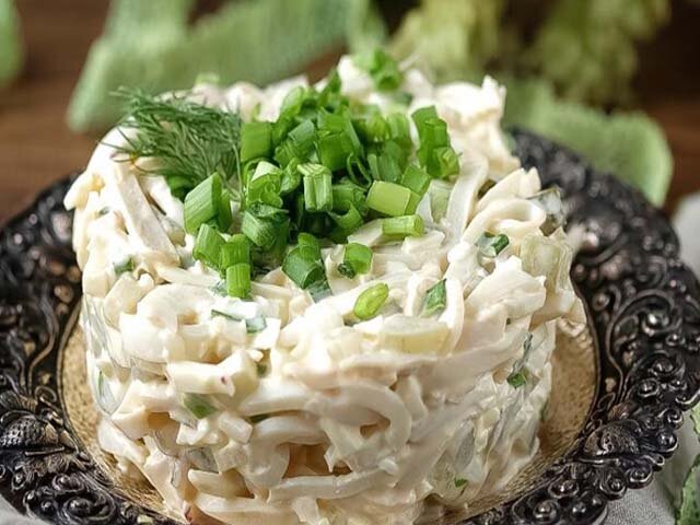 Изумительный салат с кальмарами и зеленым горошком