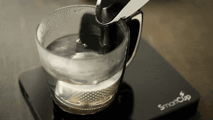 Вода смешивается с кофе, когда достигает нужной температуры