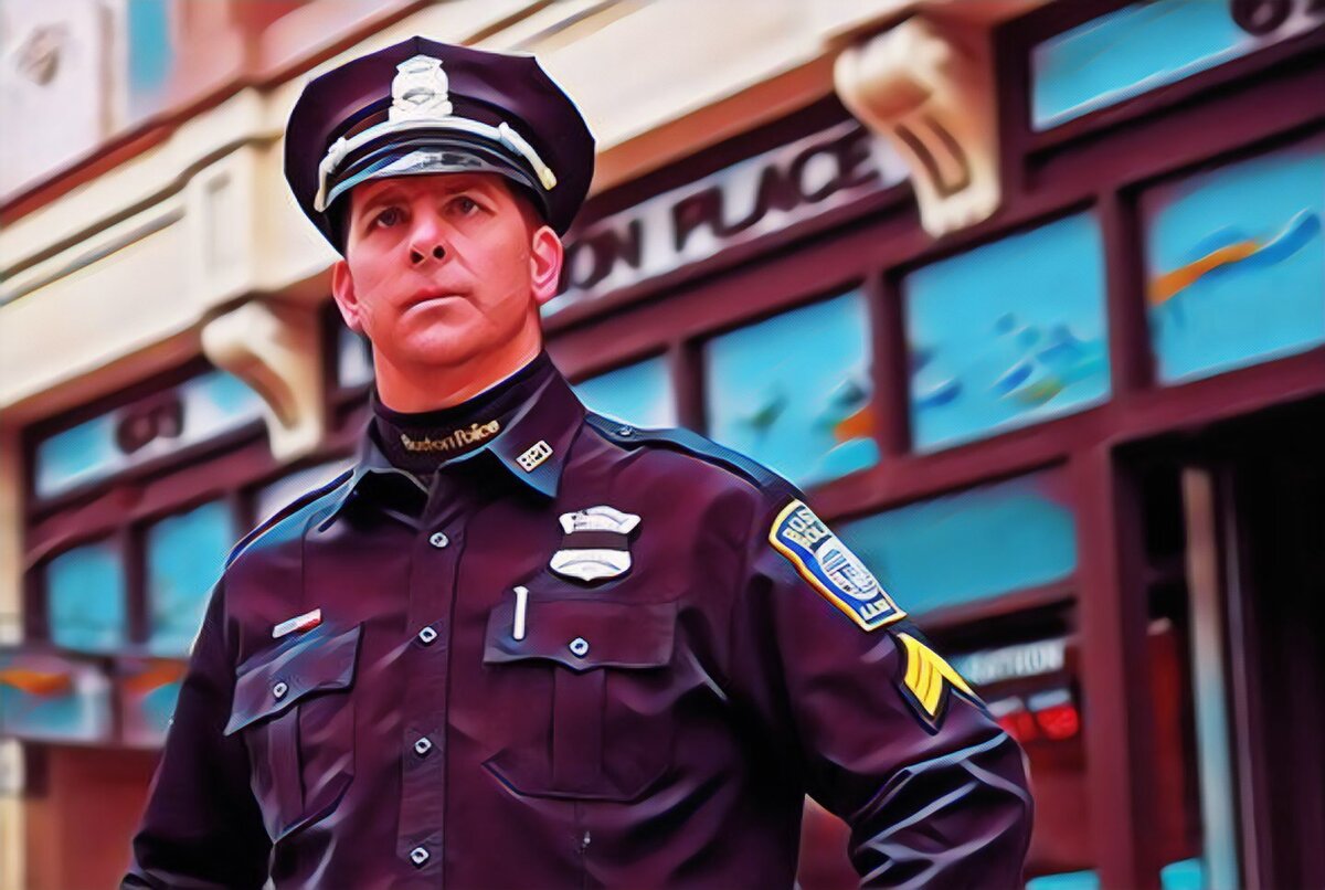 Сержант полиции Бостона с характерным патчем на левой руке.