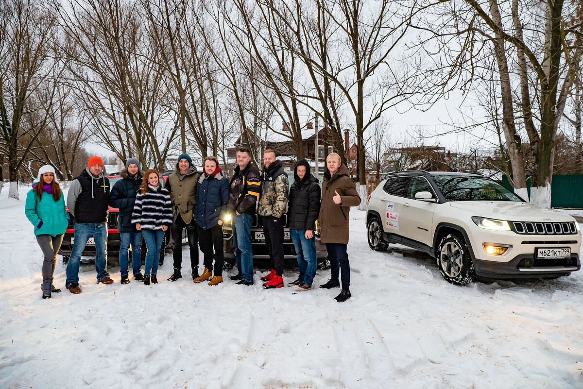 В девяностых мы бы смотрелись на все сто: темный Jeep, за рулем боец в спортивных штанах, рядом напарник, а на заднем диване двое в попытке сделать серьезные лица.-2