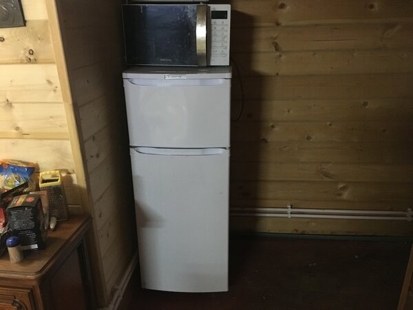 Холодильник с микроволновкой на даче