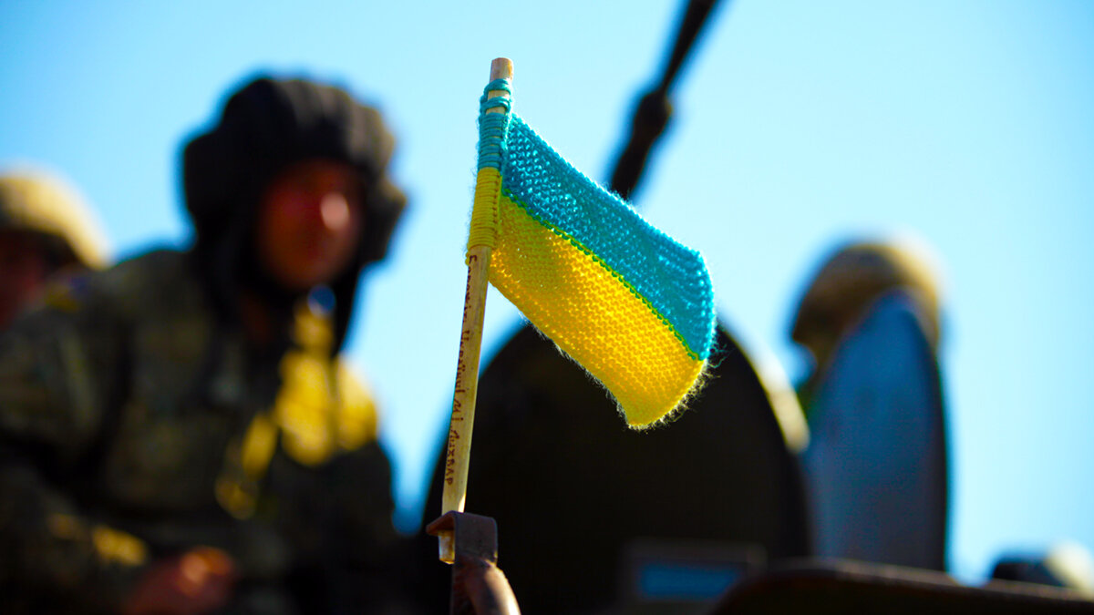 Флаг ВСУ Украины. Солдат с флагом Украины. Украинские военные с флагом. Украинский солдат с флагом. Патриотический майдан