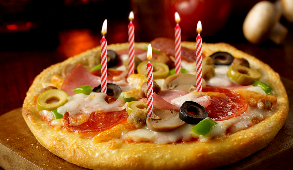 Твоя пицца день рождения. Праздничная пицца. Пицца на день рождения. Пицца со свечками. Пицца со свечами.