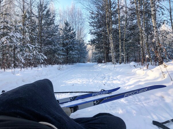 Упал на лыжах в лесу