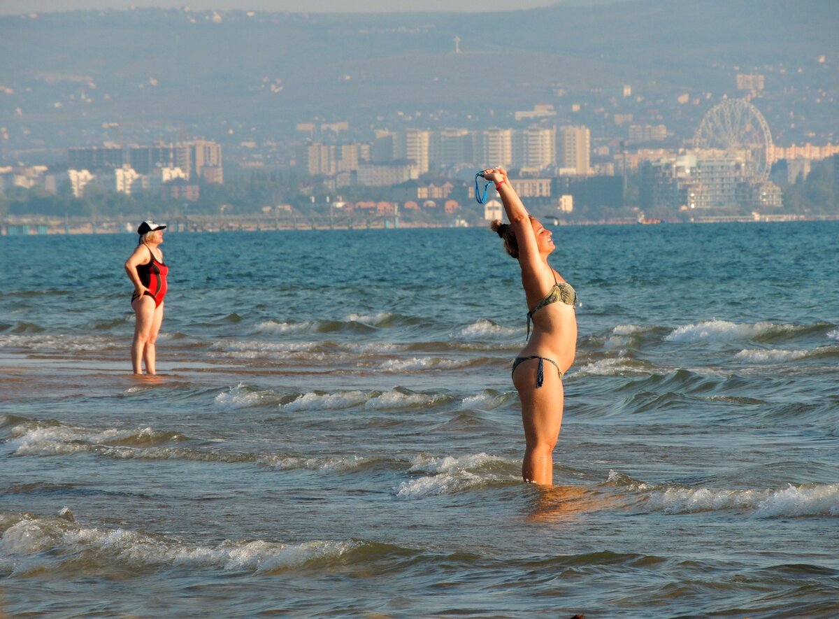 Сочи в июне можно ли купаться. Анапа девушки. Анапа пляж девушки. Черное море Анапа Витязево. Туристы в Сочи.