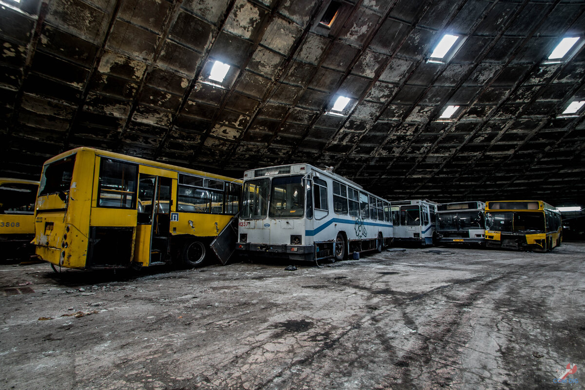 Забытый автобусный парк в столице Украины. Нарвались на охрану! | ComDig |  Urban Exploration | Дзен