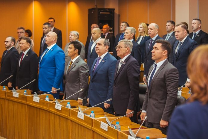 На сегодняшний день многие жители России уже ощутили на себе действие европейских санкций и снижение зарплат. В связи с этим россияне вынуждены отказываться не только от заграничных поездок и дорогой одежды, но и многих продуктов питания. Пока обычные граждане еле сводят концы с концами, указом президента повышаются заработные платы депутатов Госдумы. Отсюда напрашивается вопрос: сколько сейчас получают народные избранники, и насколько велика разница между зарплатой простого рабочего и госслужащего? 
Депутатам не понравилась идея посадить их на зарплату в 35 тысяч, не оценили ее и в правительстве. Как и следовало ожидать, депутатам Госдумы не пришлась по вкусу идея их коллег-эсеров о приравнивании их денежного довольствия к средней зарплате по стране (то есть к 35 тысячам рублей). Не одобрили инициативу и в правительстве. Тоже понятно почему. Тут есть одна законодательная тонкость. Дело в том, что согласно федеральному закону «О статусе члена Совета Федерации и статусе депутата Государственной Думы Федерального Собрания Российской Федерации» парламентарий по статусу приравнивается к федеральному министру — и получает столько же, сколько и он. То есть зарплаты автоматически следовало бы урезать и членам кабмина. А они, как и депутаты, на такое пойти, судя по всему, не готовы. Иными словами, слугам народа перспектива внезапно оказаться в положении народа совсем не улыбается. 
