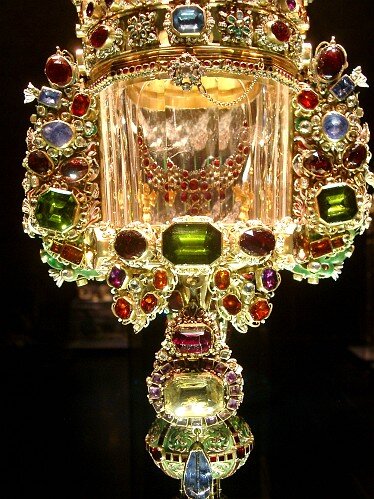 Огромные хризолиты в средневековом украшении гробницы