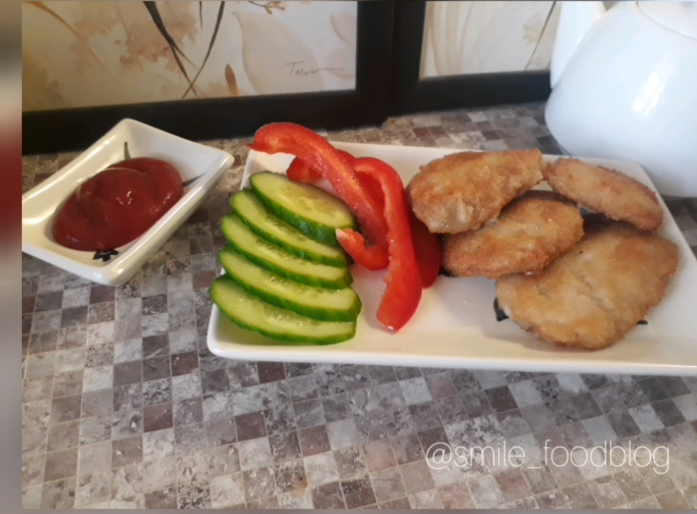 Это блюдо любит вся моя семья. А главное, я могу быть спокойна за качество, потому что готовятся они из куриного мяса которое я сама купила и обработала. Итак, для приготовления понадобится следующий набор продуктов и специй:
-500 грамм куриного филе
-2 свежих яйца
-2 щепотки соли
-2 щепотки молотого черного перца
-100 грамм панировочных сухарей (или муки, тоже получится очень вкусно)
-растительное масло для жарки
Мясо необходимо порезать поперек небольшими медальонами, сложить в достаточно глубокую чашу. Добавить к филе яйца, посолить, поперчить, хорошо перемешать. 
В отдельную тарелку насыпать панировку.
Сковороду хорошо нагреть, налить растительное масло, и обваливая каждый кусочек филе в панировке жарить на среднем огне до хорошей румяности. 
Как показывает моя практика готовки, главное не торопиться. Лучше огонь сделать поменьше, и готовить чуть дольше, чем есть не прожаренное мясо.
На гарнир можно отварить картофельное пюре и сделать самый простой овощной салатик по вашему вкусу. 
А также можно подать их с вкусным соусом, рецепт которого я скоро опубликую.
Приятного аппетита!
Буду рада видеть Вас снова на моем канале!
Ставьте лайк и не забудьте подписаться;-)
Мы в инстаграмме  @smile_foodblog