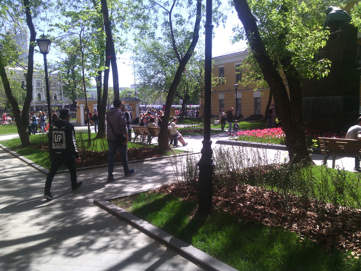 Сквер Гоголевской библиотеки на Никитском бульваре