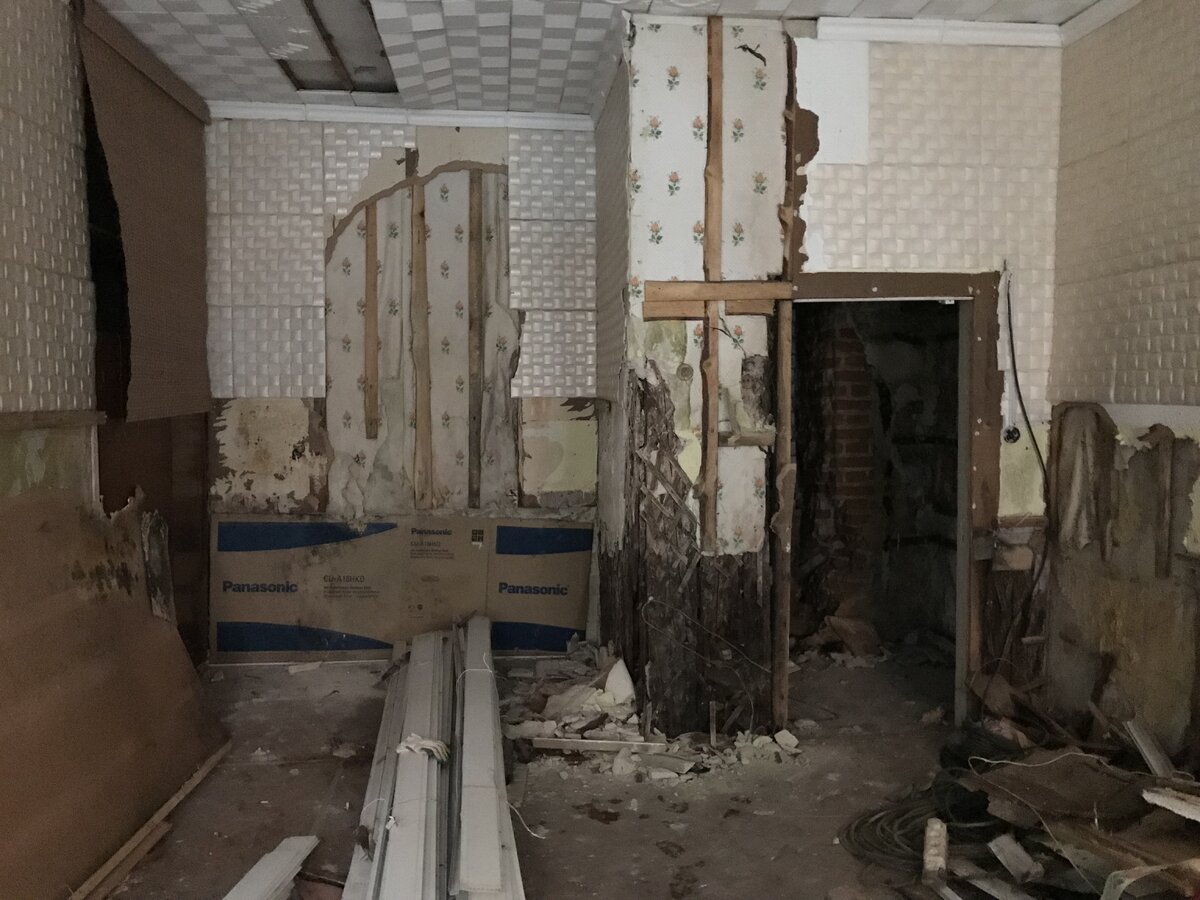 дальнейшая серия фотографий называется «через тернии и седые волосы к бару». Стройка