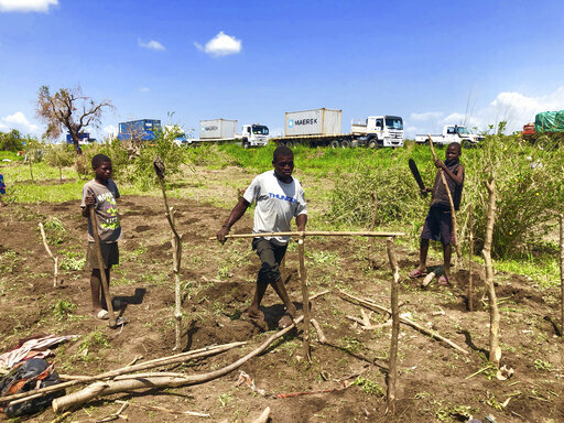 Семья строит временное сооружение после разрушения их дома на окраине Бейры в Мозамбике (AP Photo / Tsvangirayi Mukwazhi)