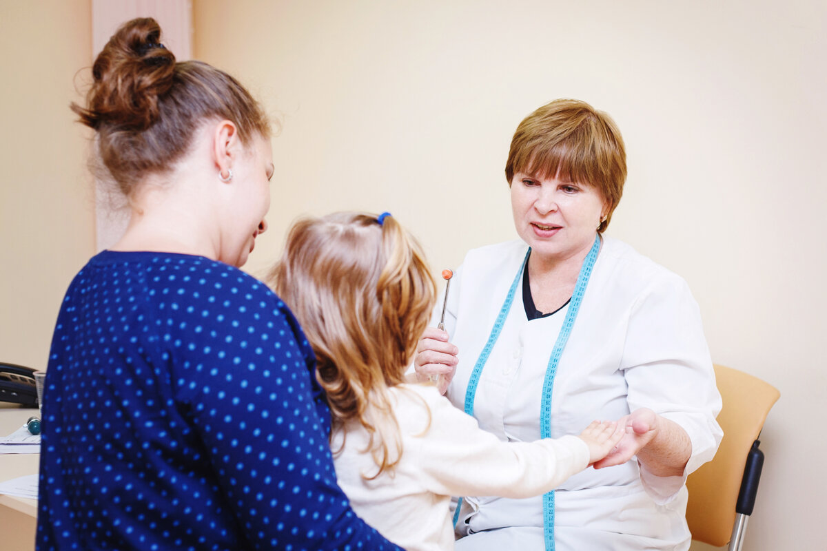 Детский невролог Мерзлякова Г.Н. с маленькой пациенткой