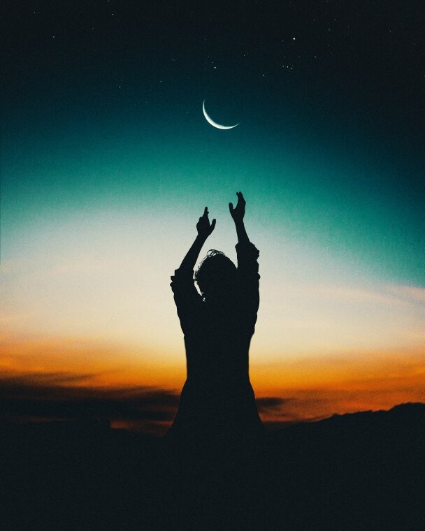 Моя карьера складывалась удачно, хотя я к этому не приложила ни капли усилий, просто все приходило в руки само, мне просто звонили и предлагали новую должность (привет мой Южный Узел в 10 доме). Но я всегда знала, что дело своей жизни  еще не нашла, и я искала, и много чего перепробовала – когда-то у меня даже был интернет-магазин бижутерии, и даже на бирже я пыталась играть.