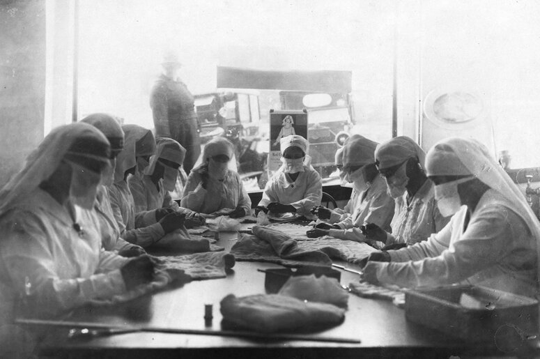 Борющиеся с гриппом в Сиэтле рабочие в кабинете Красного креста, в 1918 г. 
