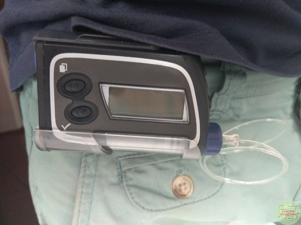 Обычно пристёгиваю на ремень и нормально держится