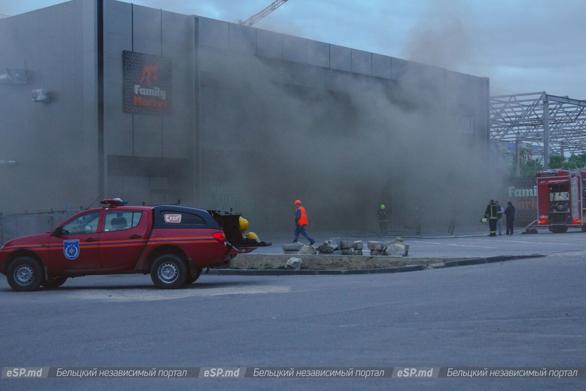 По словам очевидцев, пожар вспыхнул около 19.43.Источник огня находится на втором этаже здания.На место выехало несколько экипажей пожарных.На месте происшествия работали более 50 сотрудников ГИЧС, они локализовали пламя, чтобы оно не распространилось далее.Жертв, по информации ведомства, нет.