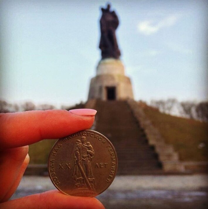 1 рубль ХХ лет Победы рядом с оригиналом