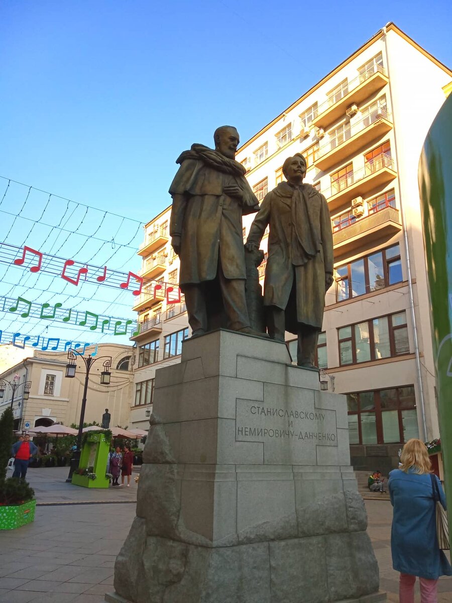 Основатели МХАТа на фоне нот
