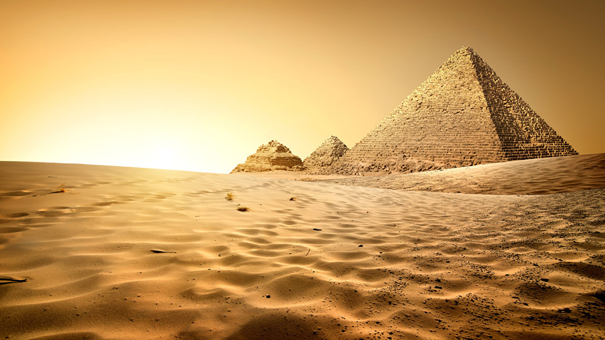 Пирамиды. Дух захватывает. Хочется умчаться на колеснице, а не вот это вот все...