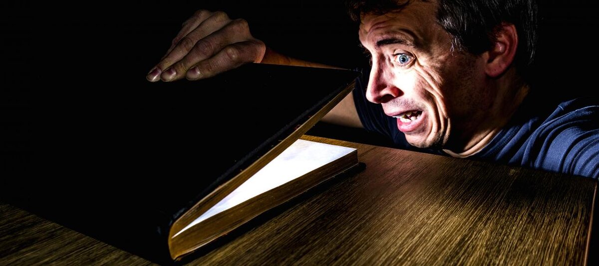 ужасно читаю. мистическая девушка и книга. чтение под одеялом с фонариком. ужасно читаю. усачев о чтении стих.