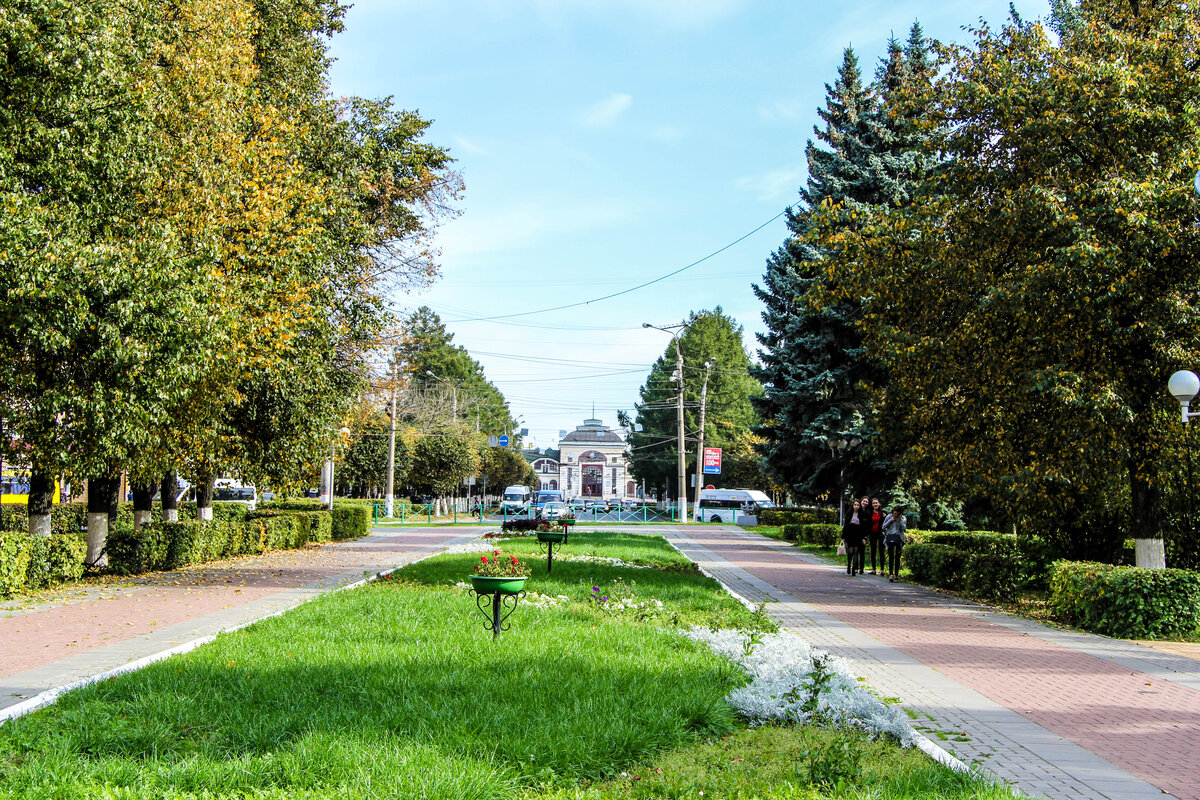 Сквер им. Чапаева. Впереди виднеется здание железнодорожного вокзала Чебоксар.
