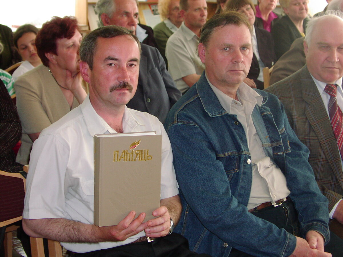 Прэзентацыя другой  кнігі "Памяць" у Цэнтральнай бібліятэцы Светлагорска. Уладзімір Бурачонак (злева) і Пятро Рабянок. Фото Віктара Раманцова. 2004 год.