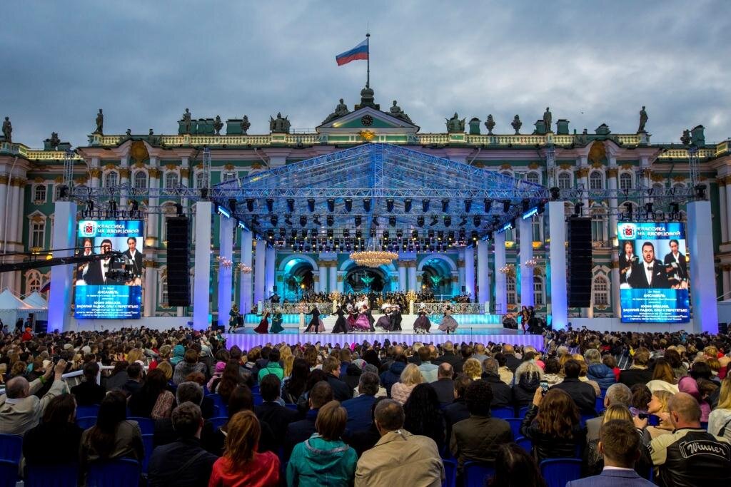 Мероприятия города спб. Дворцовая площадь концерт. Концерт на Дворцовой площади. День города СПБ на Дворцовой площади.