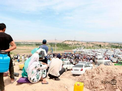  Очередь к колодцу в Наманганской области. Фото Kun.uz