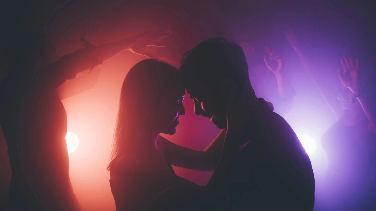 пара целуется в темноте фото