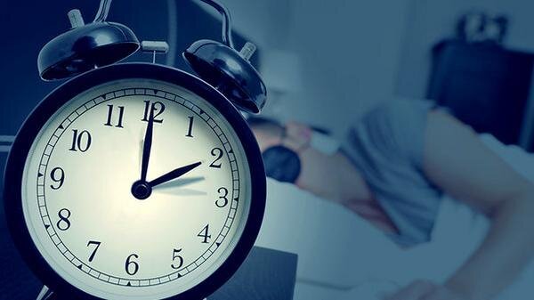      Сон разделяется на фазы быстрого и медленного сна. И, именно в фазе быстрого сна, которая длится порядка 10-15 минут, мы видим сновидения (самые продолжительные утром и длятся они 30-45 минут).-2