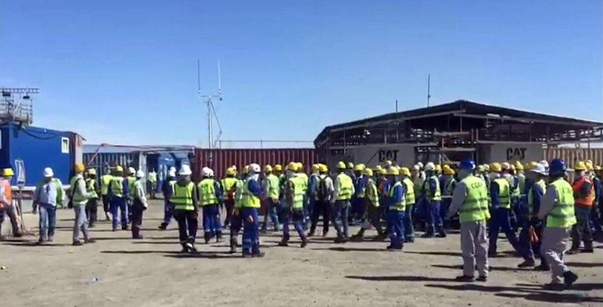 УЧАСТНИКИ БЕСПОРЯДКОВ НА ТЕНГИЗЕ. КАДР ВИДЕОЗАПИСИ С САЙТА CURRENTTIME.TV