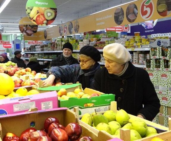 Попробуй докажи теперь, что уже не съел дома по банану и яблоку из этих пакетов, они же стикеры с весом и конечной стоимостью не наклеивают на взвешенные пакеты, эта информация только в чеке. 