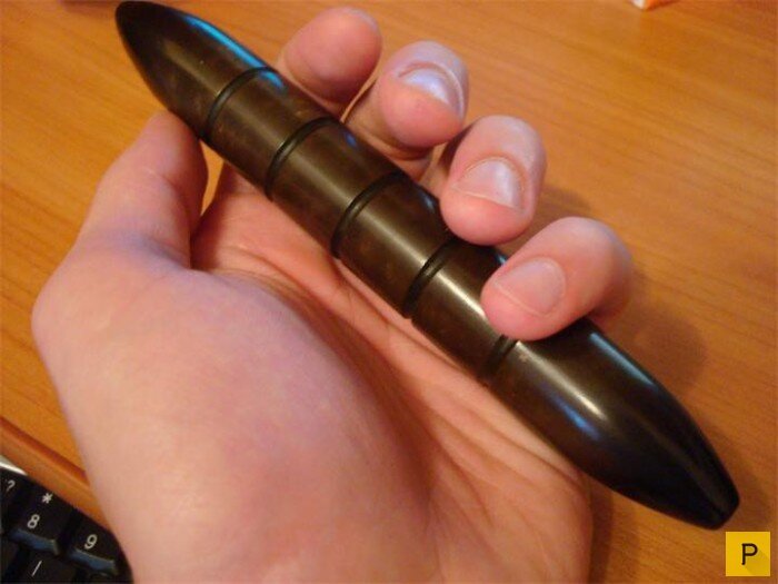 Явара - японское оружие, имеющее две версии появления. По одной из них, японский кастет является подобием символа веры, который был атрибутом буддистских монахов – виджра. Это небольшое древко, напоминающие изображение молнии, которое монахи использовали не только в ритуальных целях, но и в качестве оружия, так как им было необходимо его иметь. Вторая версия является наиболее правдоподобной. Обыкновенный пестик, который использовали для толчения в ступе злаков или приправ, и стал прообразом явары. Явара Представляет собой деревянный цилиндр, длиной 10 - 15 сантиметров и диаметром примерно 3 сантиметра. Явару обхватывают пальцами, а её концы выступают по обе стороны кулака. Она служит для утяжеления и усиления удара. Позволяет наносить удары концами торцов, преимущественно в центры нервных пучков, сухожилия и связки.