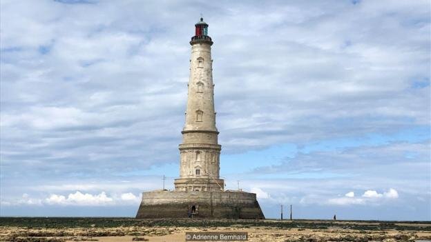 Phare de Cordouan находится в Юго-Западном устье Жиронды Франции и является самым старым действующим маяком страны 