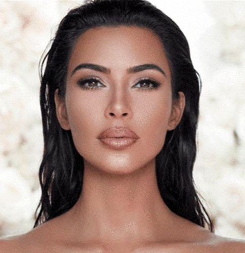 «Я сделала инъекции кортизона в бедра, — рассказала Ким. — Саймон предупреждал, что от этого мои ягодицы могут сильно увеличиться — и они увеличились».