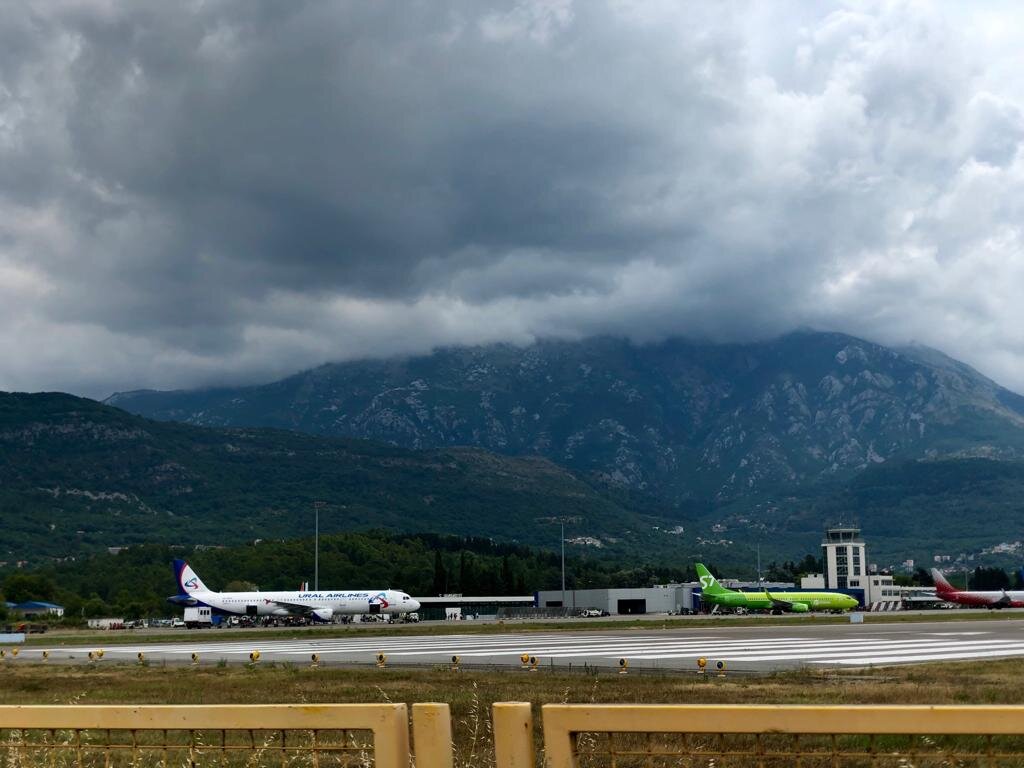 В аэропорту Тивата (Черногория).