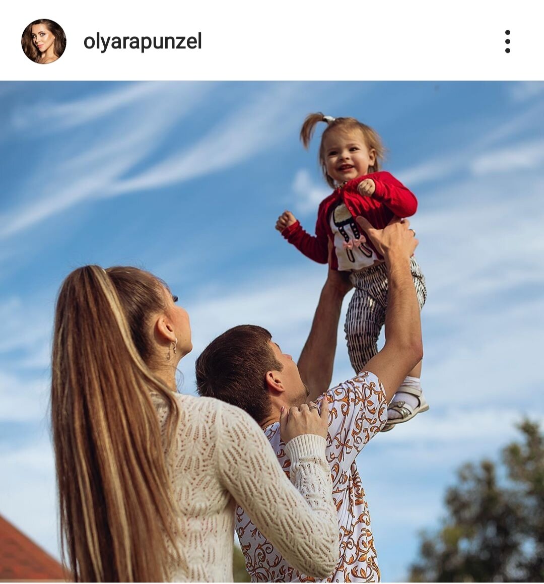 Василиса с родителями/фото из инстаграма Оли Рапунцель