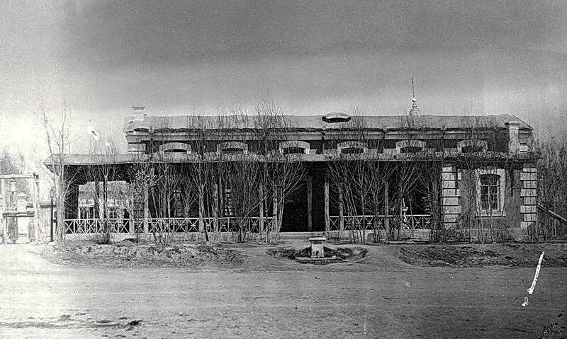 Военная Иосифо-Георгиевская церковь до перестройки 1874-77 гг. Первые русские церкви в Туркестане были именно такими - из местного сырцового кирпича, без колокольни и куполов, простейшее четырехугольное сооружение с земляной крышей.