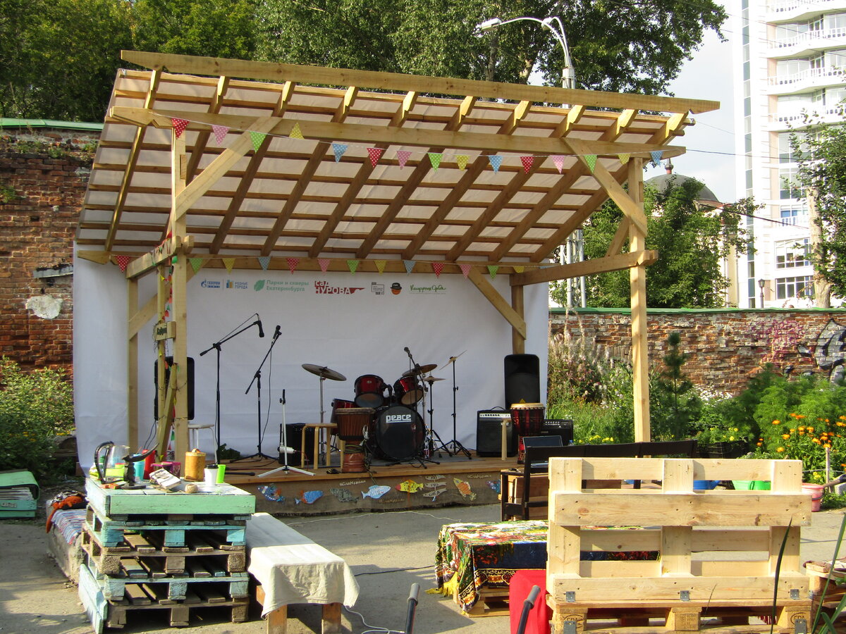 Сцена в саду Нурова