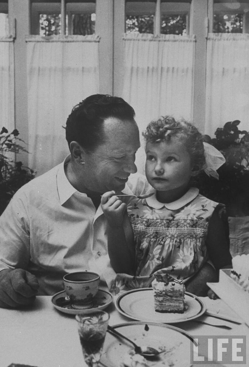 Девочка пробует торт. Фото — Яндекс. Картинки