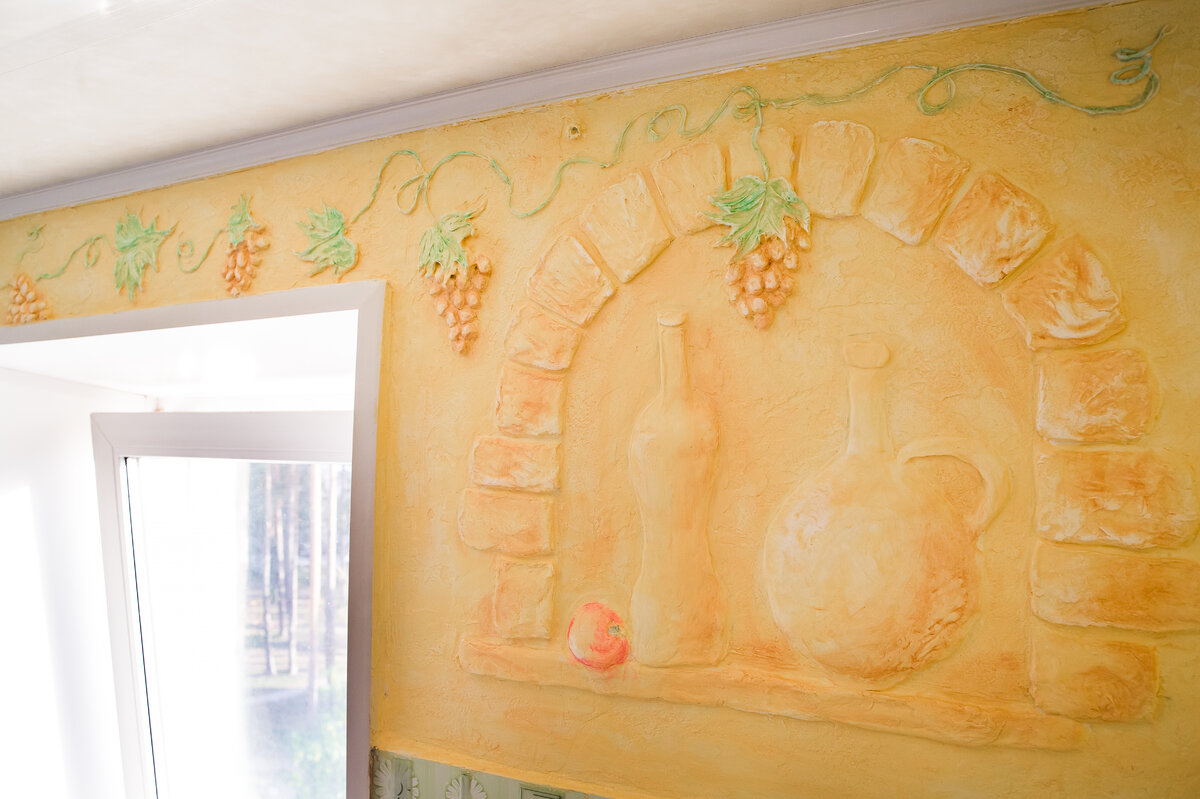 Здесь над окном все время отставали обои, так как был большой контраст температур, и ничего не помогало, кроме как сделать барельеф из декоративной штукатурки.