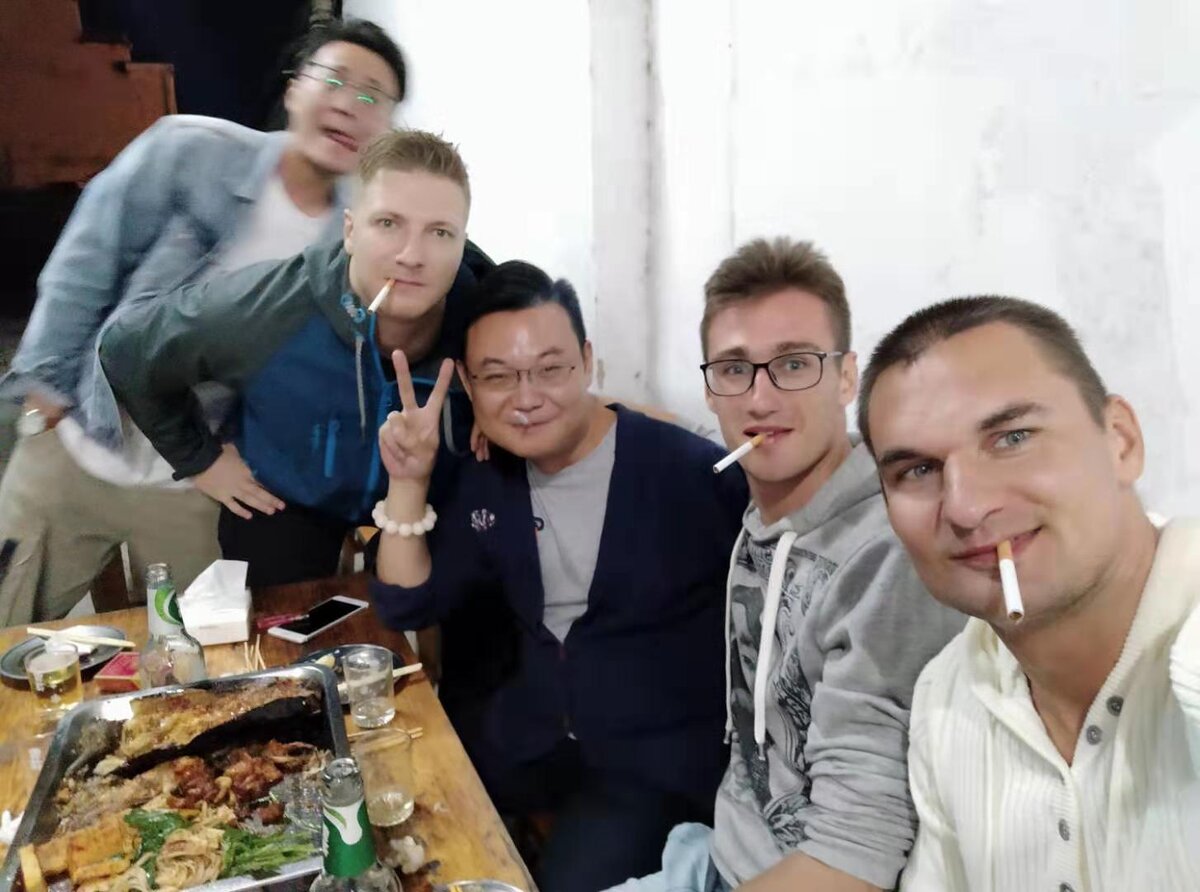 На фото наш герой крайний слева. Простите он расплылся фотограф был уже не совсем трезвый))