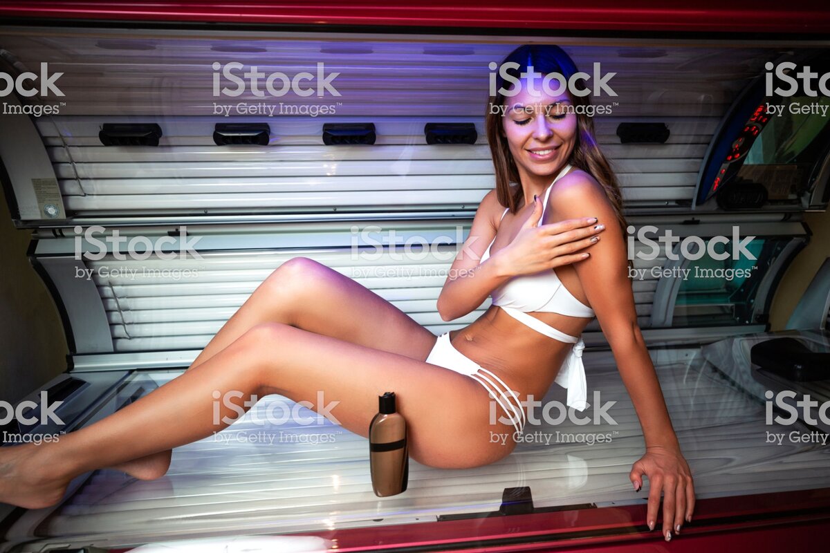 https://www.istockphoto.com/ru/%D1%84%D0%BE%D1%82%D0%BE/sexy-brunette-woman-in-sunbed-gm1169322341-323199117
