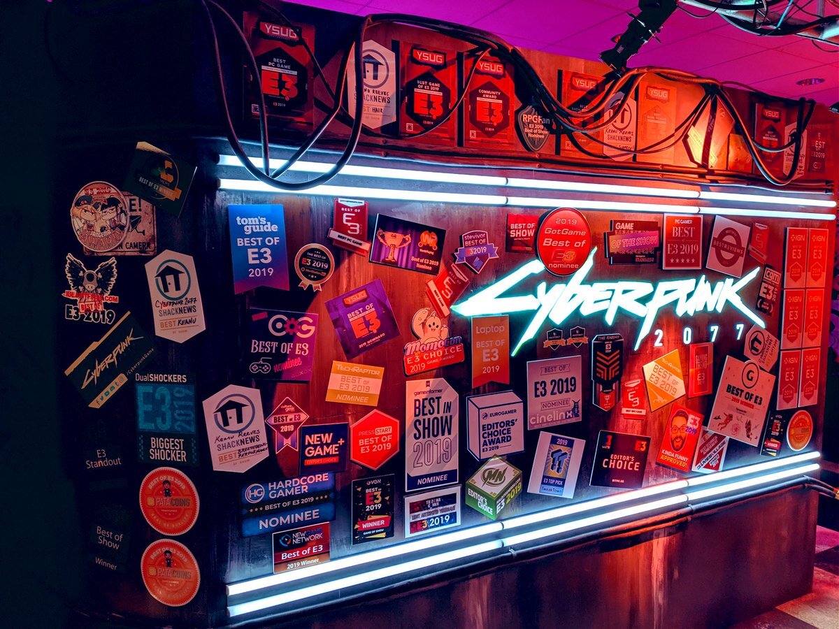 Стенд с наградами Cyberpunk 2077 на E3 2019