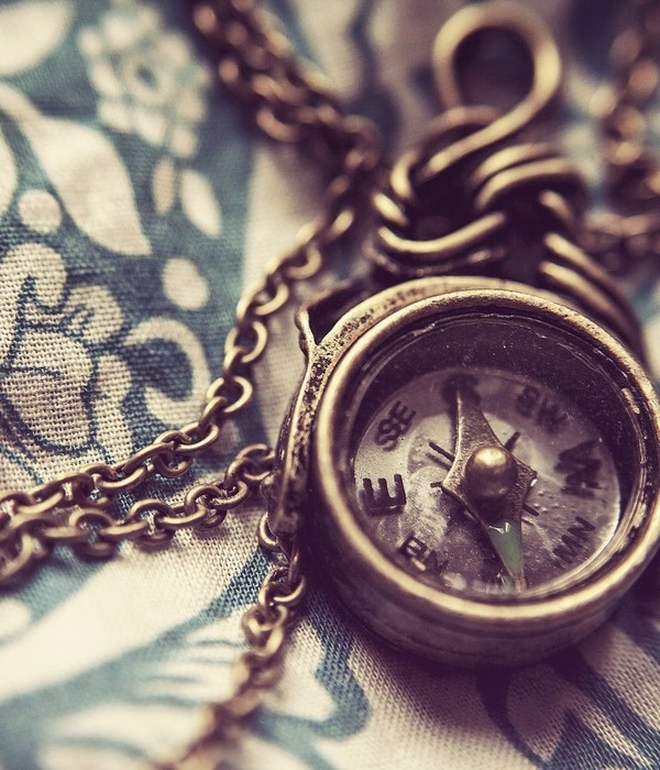 https://cdn.pixabay.com/photo/2015/06/08/14/53/compass-801763_1280.jpg