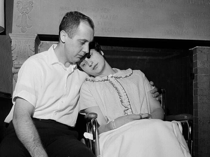 Дора и Честер Фрончак на пресс-конференции в 1964 году. Фото: АР Photo/LO